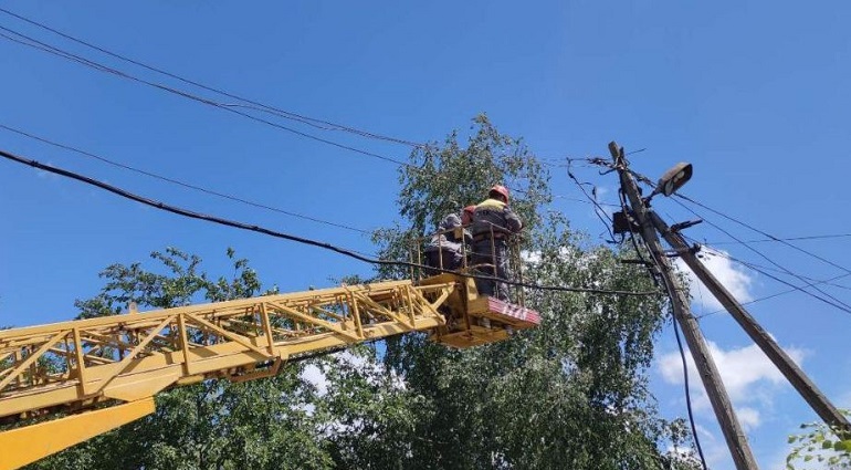 ДТЭК Донецкие электросети удалось вернуть свет в 33 населенных пункта за...