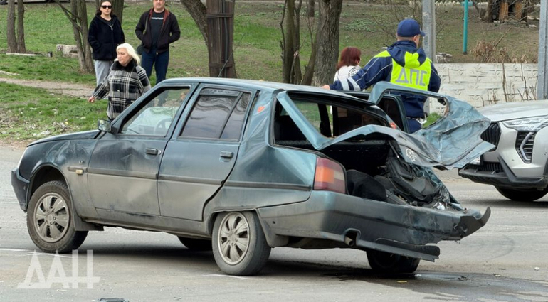 В Донецке грузовик въехал на автостанцию, погибли 2 человека и один пострадал